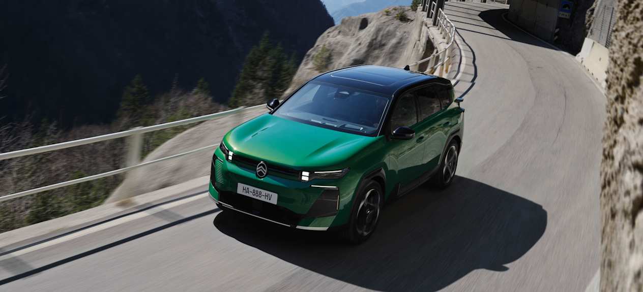 Citroën C5 Aircross 2025 : trois quarts avant gauche plongeant sur route
