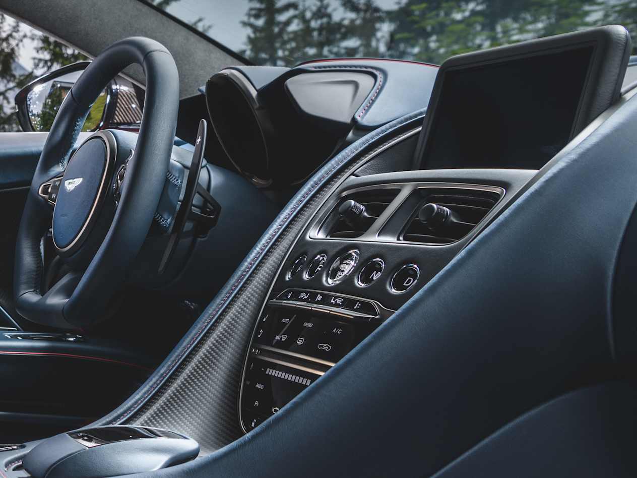 Aston Martin DBS : Intérieur depuis portière passager