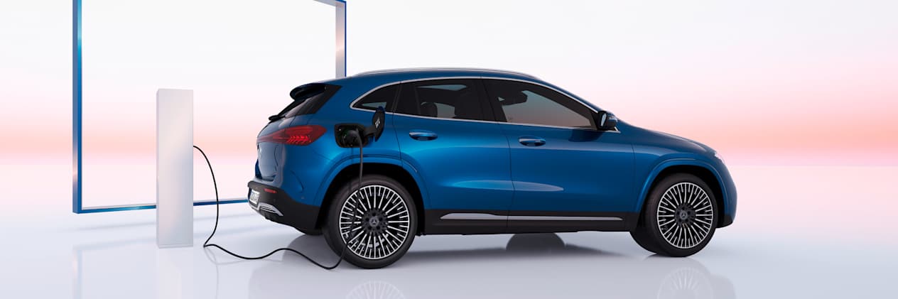 Mercedes EQA 2024 : profil droit en charge sur borne