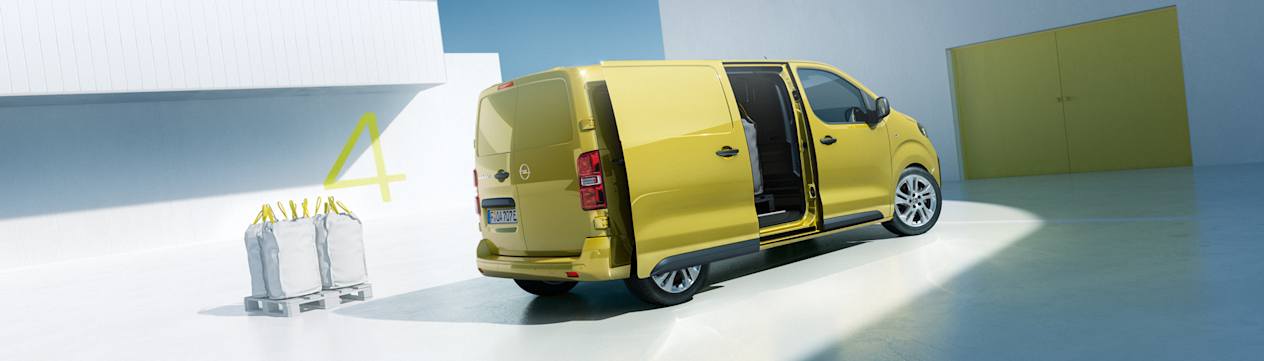 Opel Vivaro 2024 : trois quarts arrière droit statique avec porte latérale ouverte