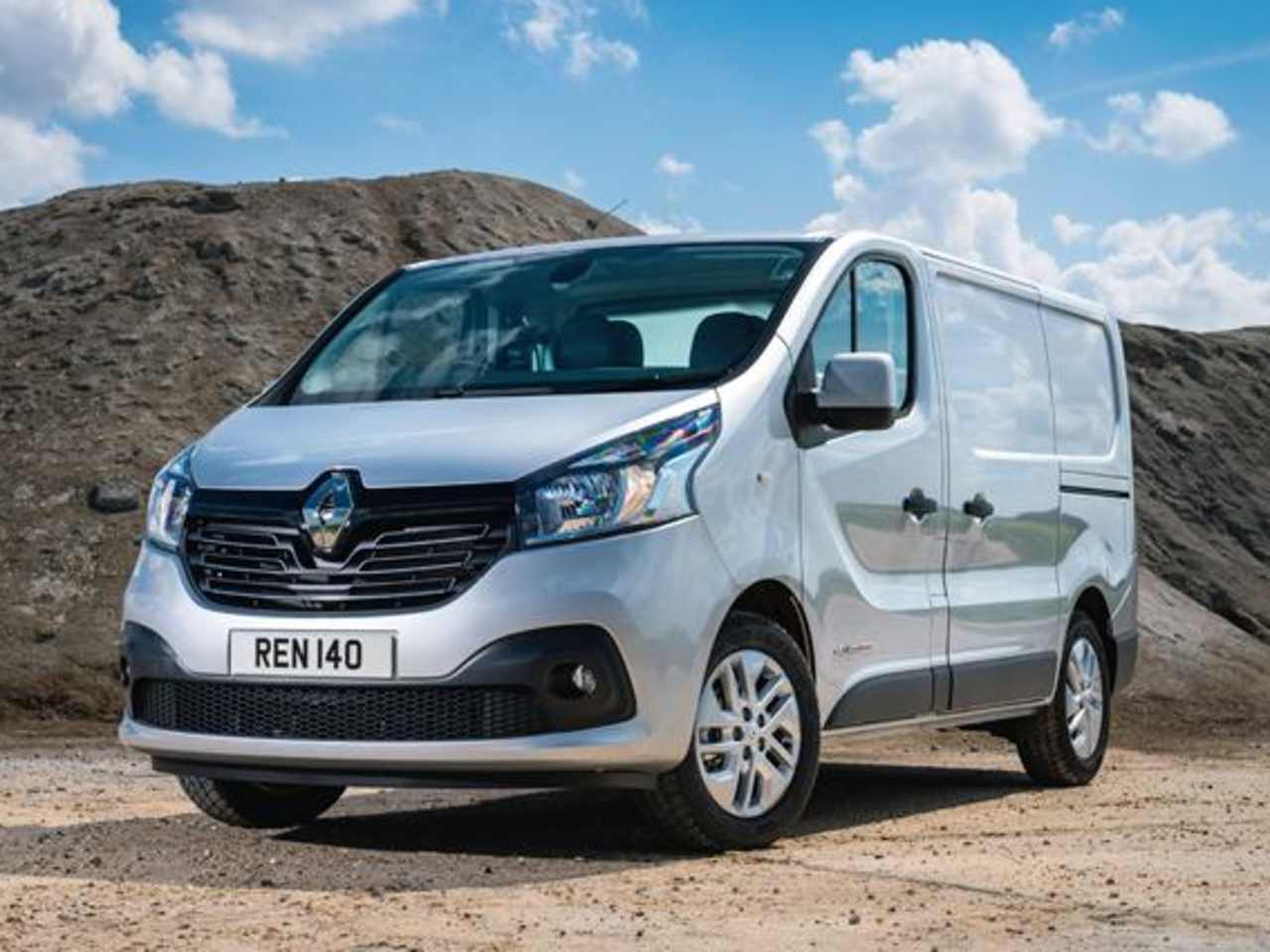 RENAULT TRAFIC WINS WHAT VAN? ‘BEST MEDIUM VAN OF THE YEAR’ 2016
