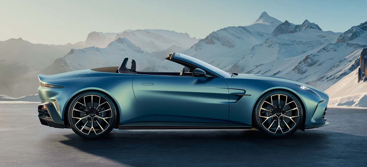 Aston Martin Vantage Roadster 2025 : profil droit statique avec capote ouverte