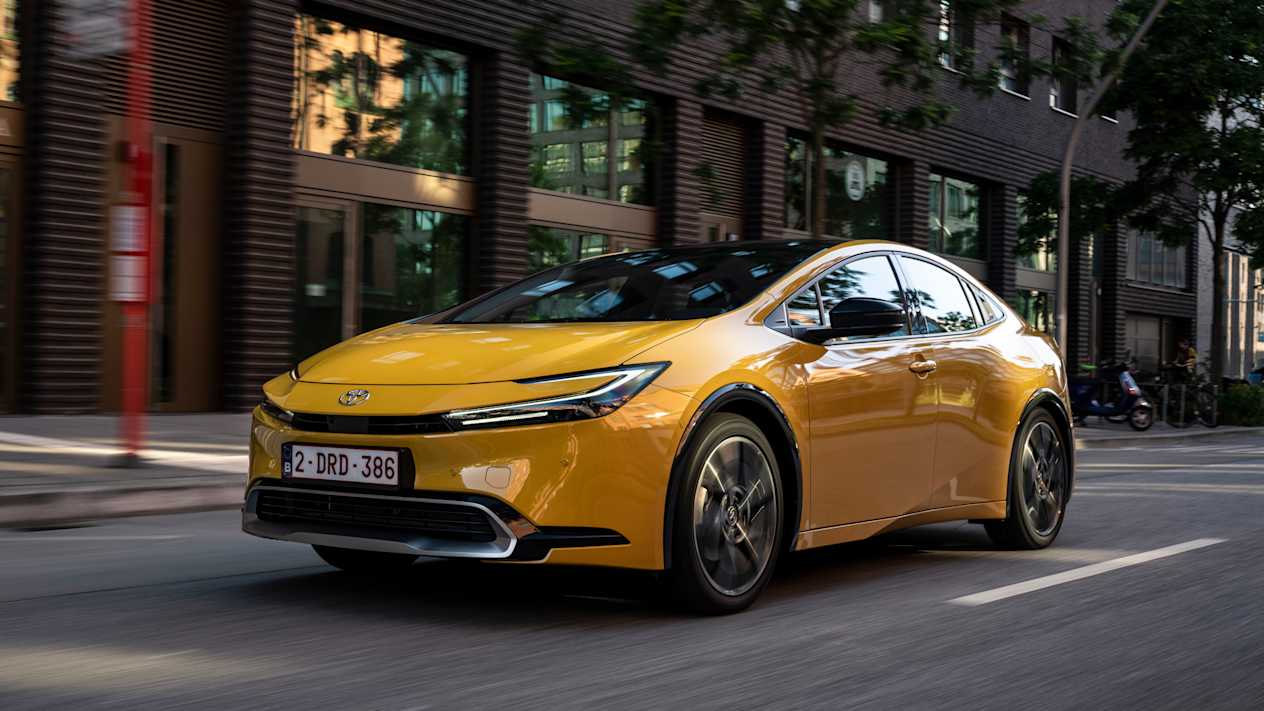 Toyota Prius 2023 : trois quarts avant gauche sur route