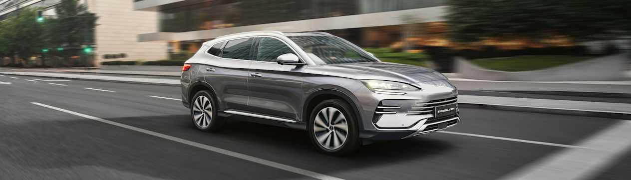 BYD Seal U DM-i 2024 : trois quarts avant droit dans la rue
