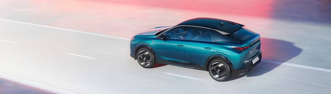 Peugeot 3008 2024 : trois quarts arrière gauche en vue plongeante sur route