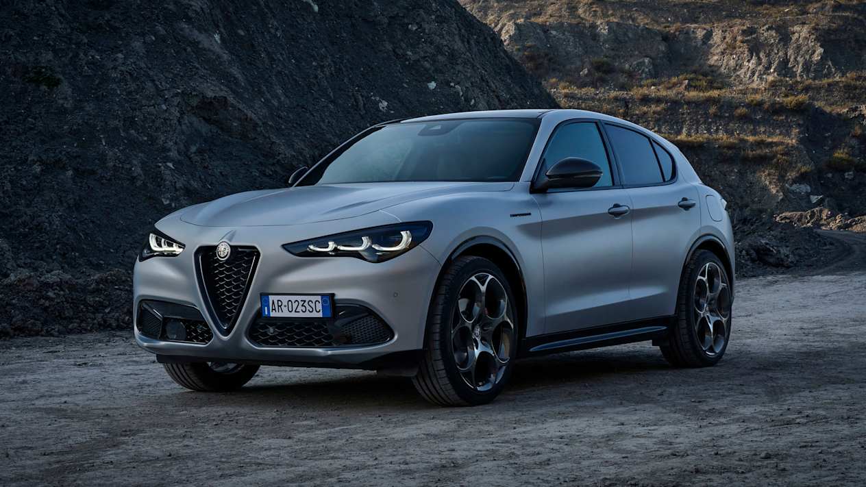 Alfa Romeo Stelvio restylé 2022 : Trois quart avant gauche à l'arrêt