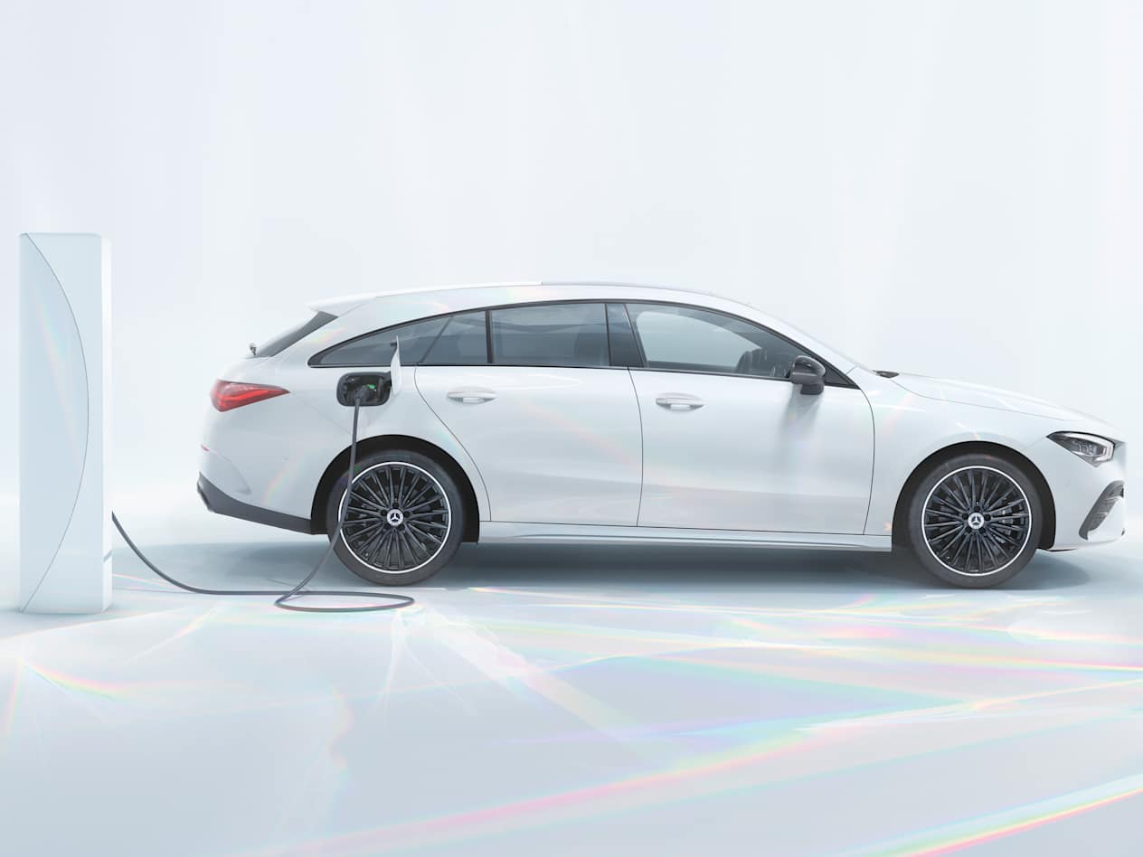 Mercedes CLA Shooting Brake 2023 : profil droit hybride rechargeable en charge