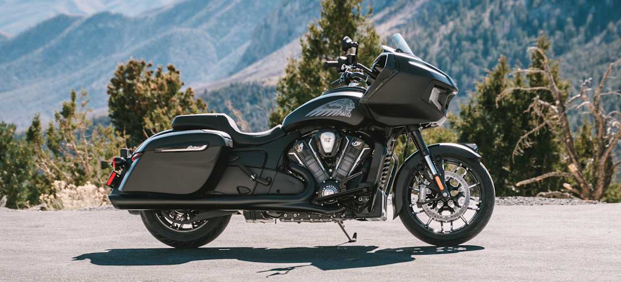Indian Challenger Dark Horse Powerplus 112 2025 : profil droit statique devant montagnes