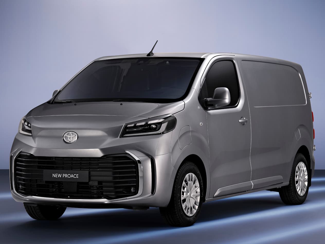 Toyota Proace 2024 : trois quarts avant gauche statique