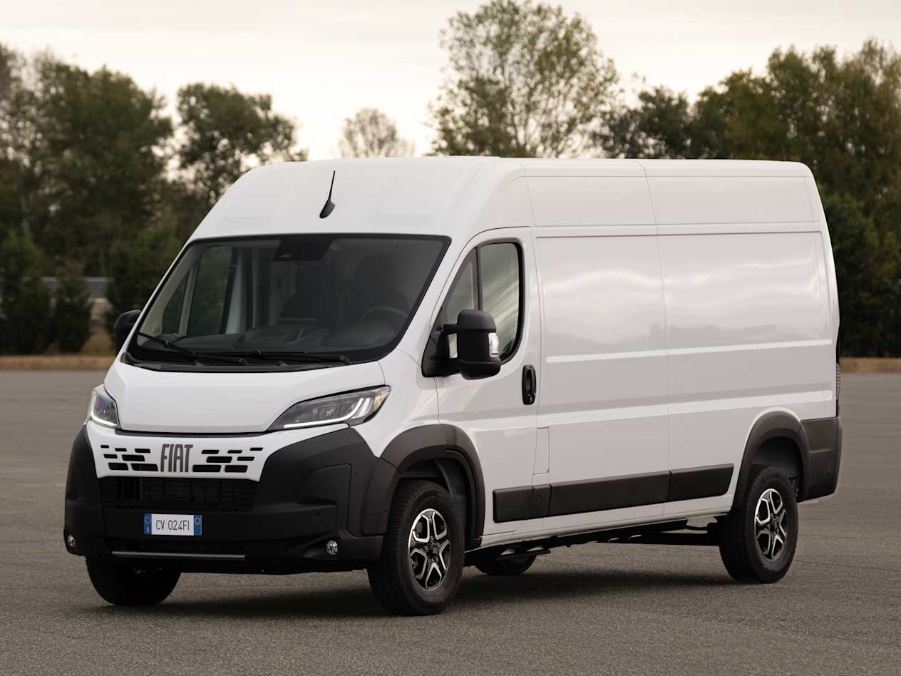 Fiat Ducato 2024 : trois quarts avant gauche statique