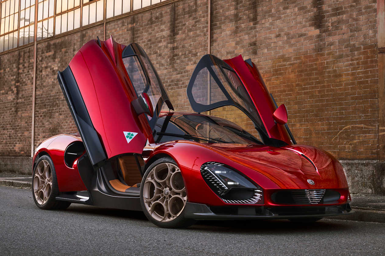 Alfa Romeo 33 Stradale 2023 : trois quarts avant droit portes ouvertes