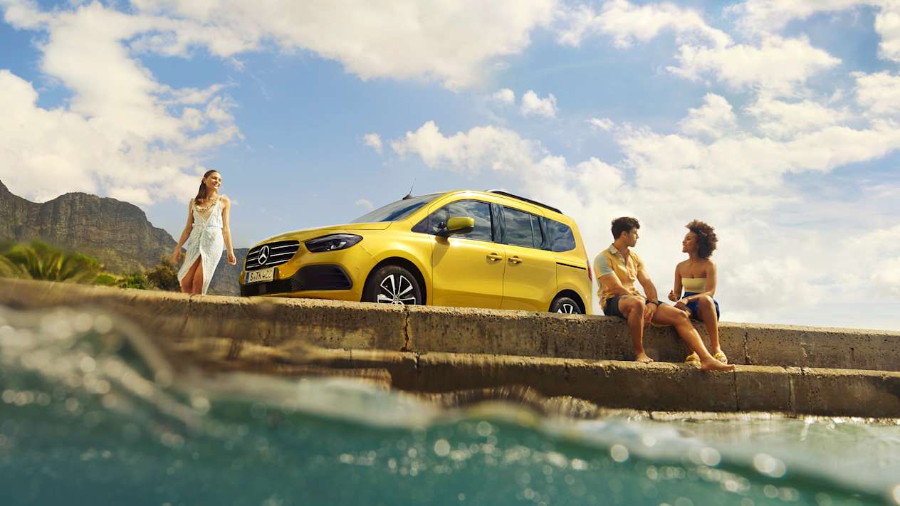 Mercedes Classe T 2022 : trois quarts avant gauche en contre-plongée