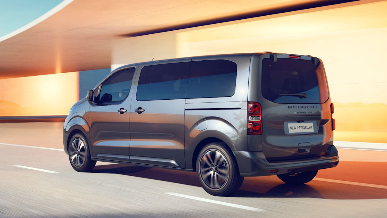 Peugeot Traveller 2024 : trois quarts arrière gauche sur route