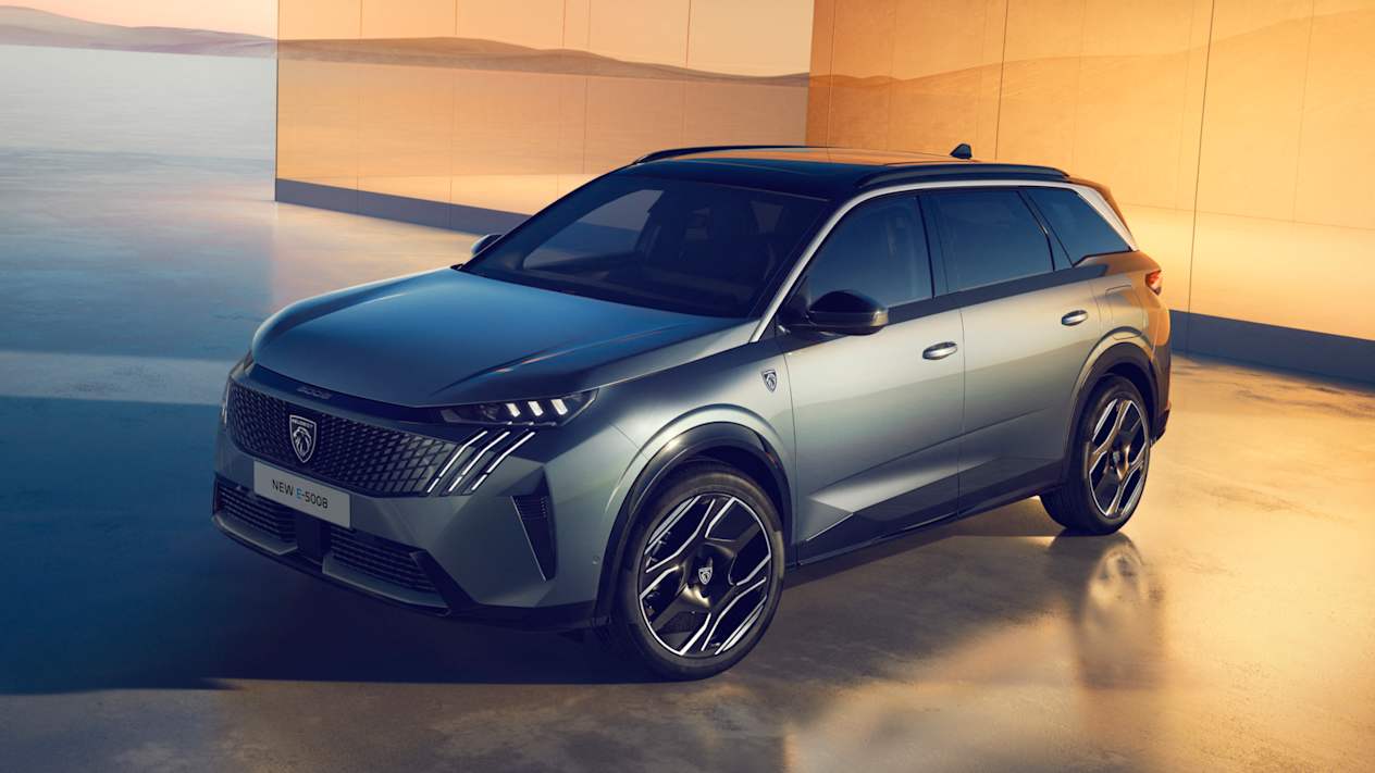 Peugeot 5008 2024 : trois quarts avant gauche statique, vue plongeante