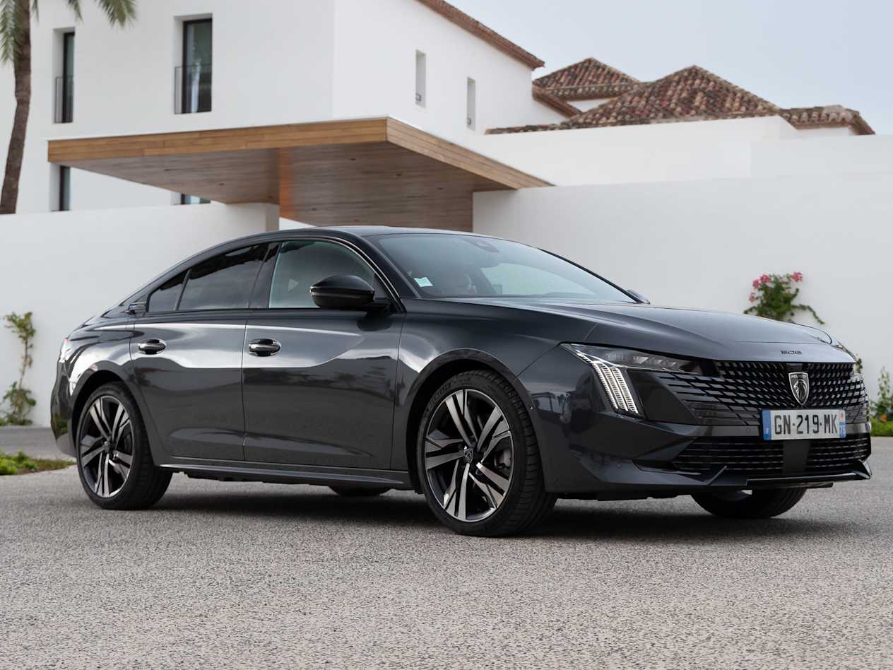 Peugeot 508 2023 : trois quarts avant droit statique devant villa
