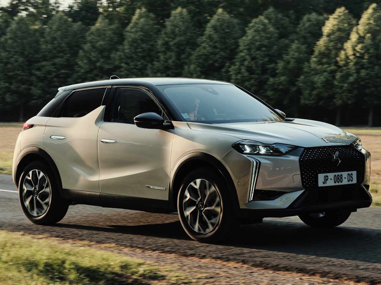 DS 3 Esprit de Voyage 2023 : trois quarts avant droit sur route