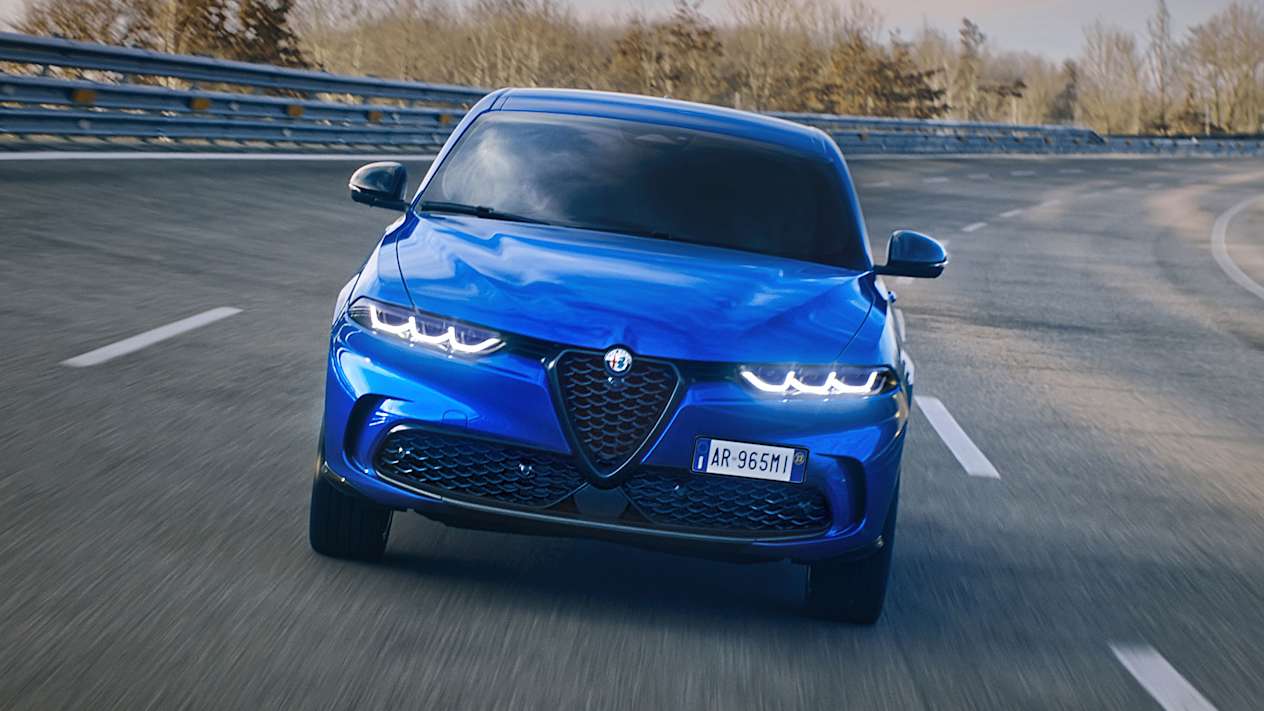 Alfa Romeo Tonale 2022 : Face avant sur un anneau de vitesse avec siganture lumineuse allumée