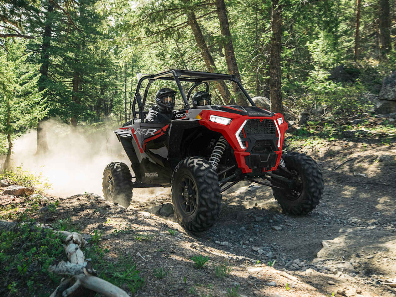 Polaris RZR XP 1000 2023 : trois quarts avant sur chemin