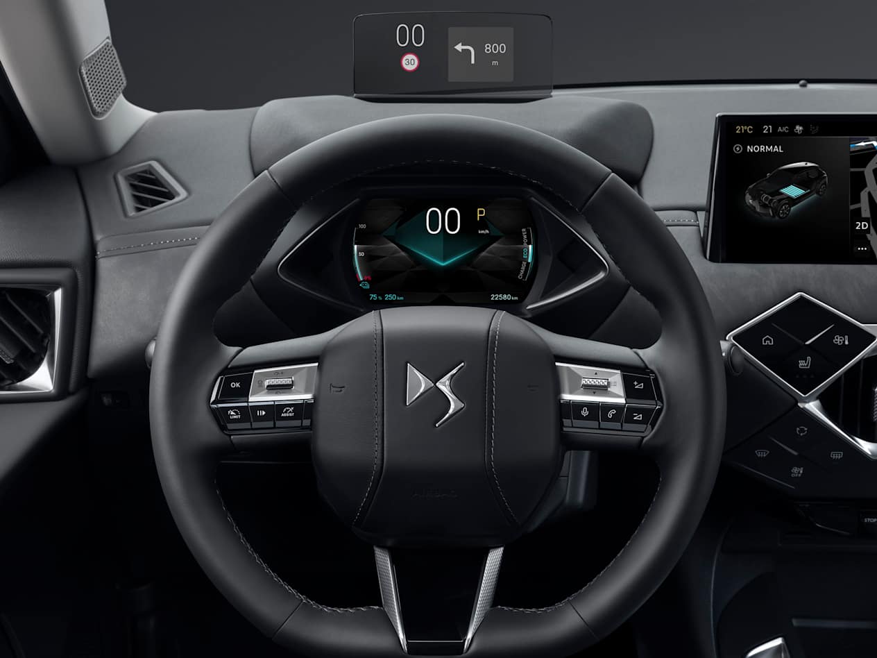  DS 3 : Gros plan sur le volant, les compteurs et l'affichage tête haute 