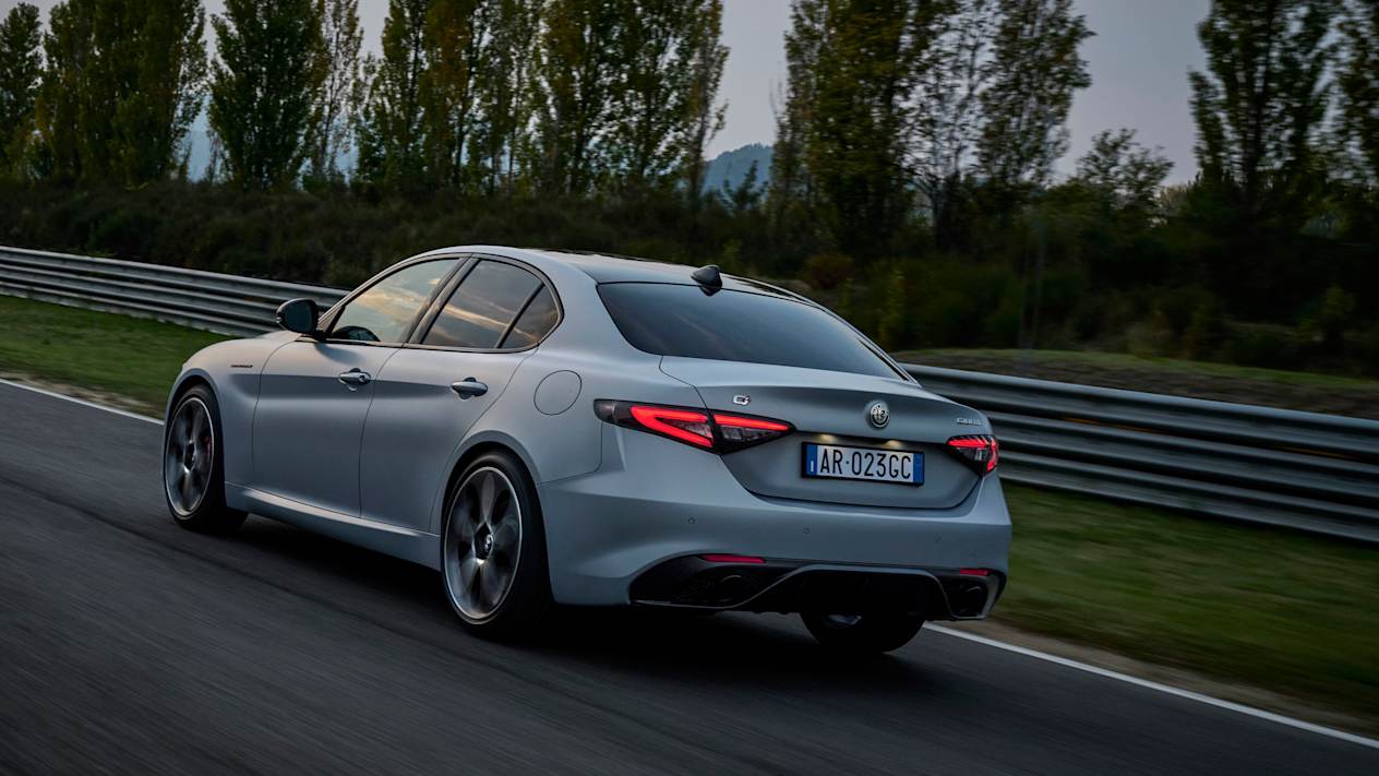 Alfa Romeo Giulia 2022 : Trois quart arrière
