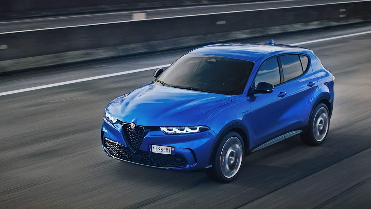 Alfa Romeo Tonale 2022 : Trois quart avant gauche en vue plongeante