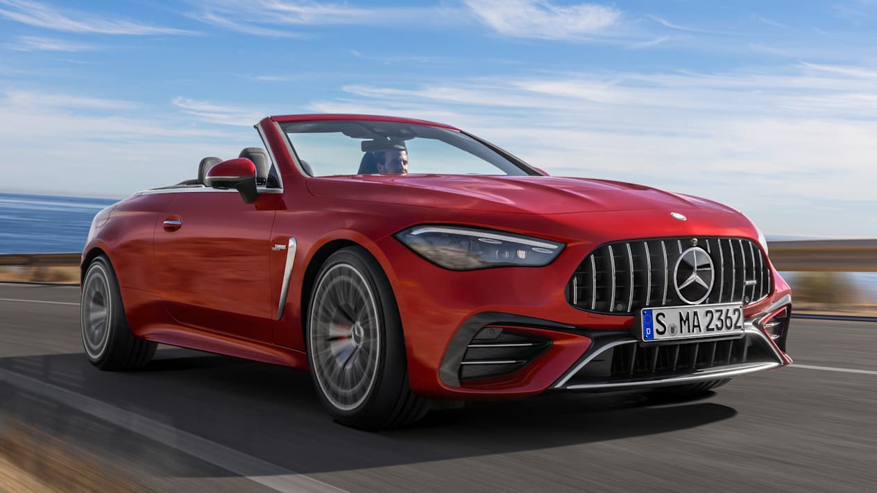 Mercedes CLE 53 AMG Cabriolet 2024 : décapotée trois quarts avant droit sur route