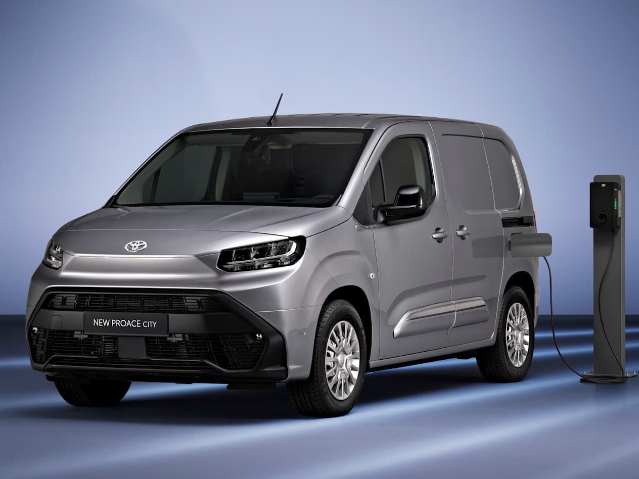 Toyota Proace City 2024 : trois quarts avant gauche statique avec borne de recharge