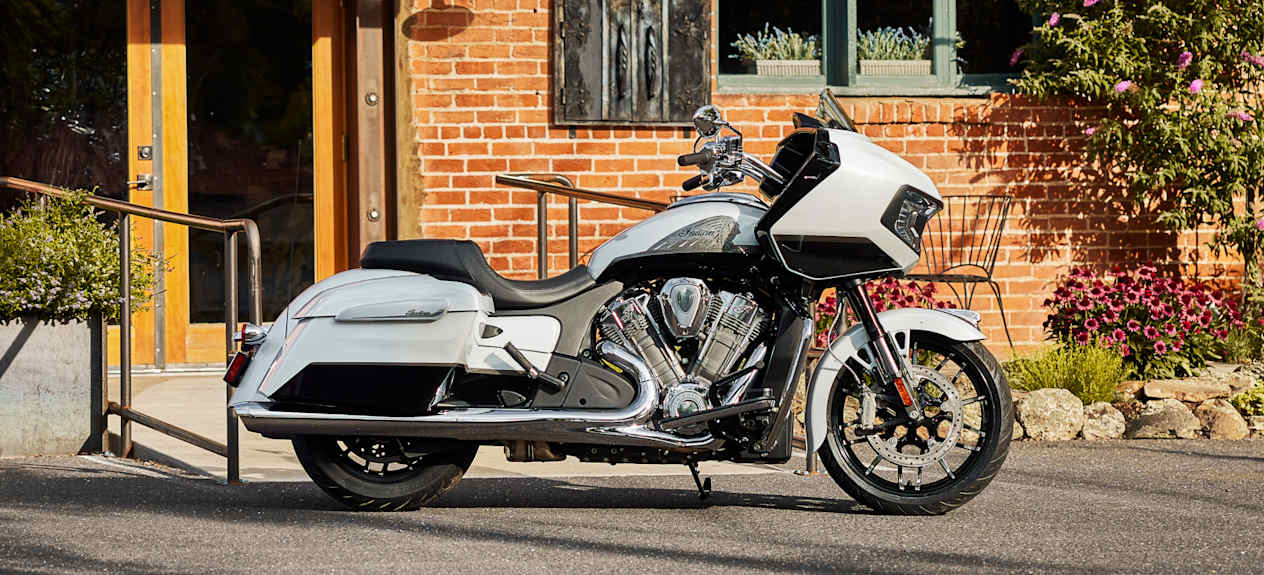 Indian Challenger Limited 2025 Ghost White Metallic : profil droit statique