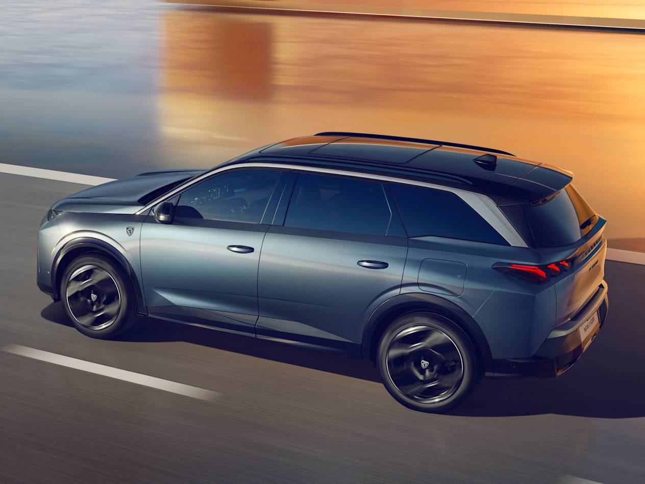 Peugeot 5008 2024 : profil gauche en mouvement, vue plongeante