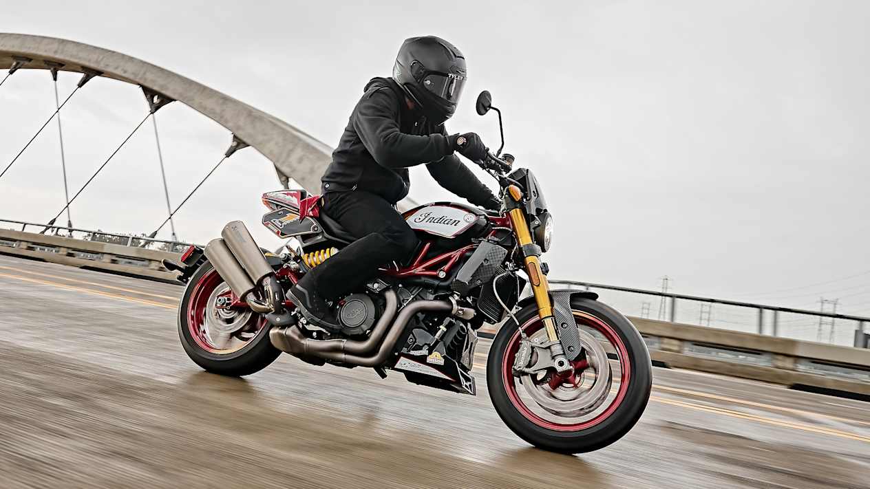 Indian FTR x RSD Super Hooligan 2024 : trois quarts avant droit sur route