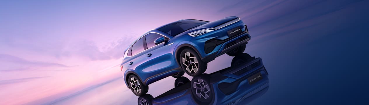 BYD Atto 3 2022 : trois quarts avant droit en contre-plongée