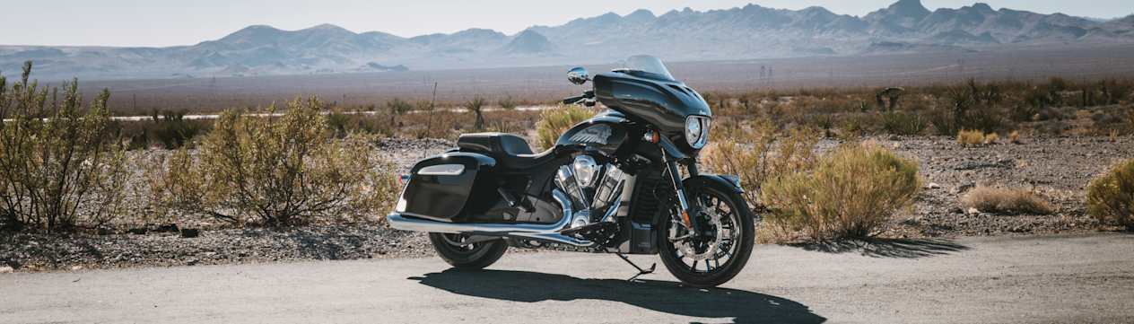 Indian Chieftain Powerplus Limited 2025 : trois quarts avant droit statique dans le désert