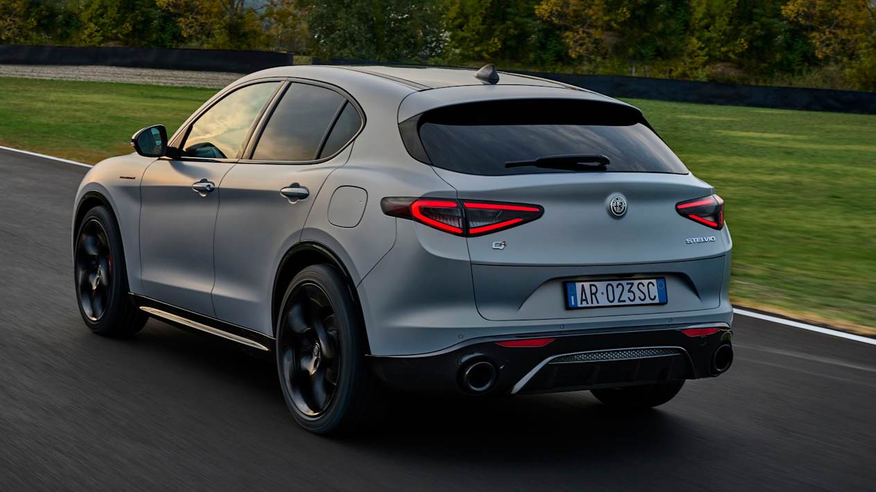 Alfa Romeo Stelvio 2022 : Trois quart arrière gauche