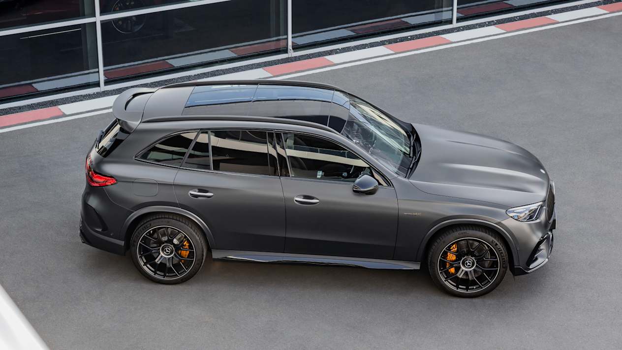 Mercedes GLC 63 S AMG 2023 : profil droit vue plongeante