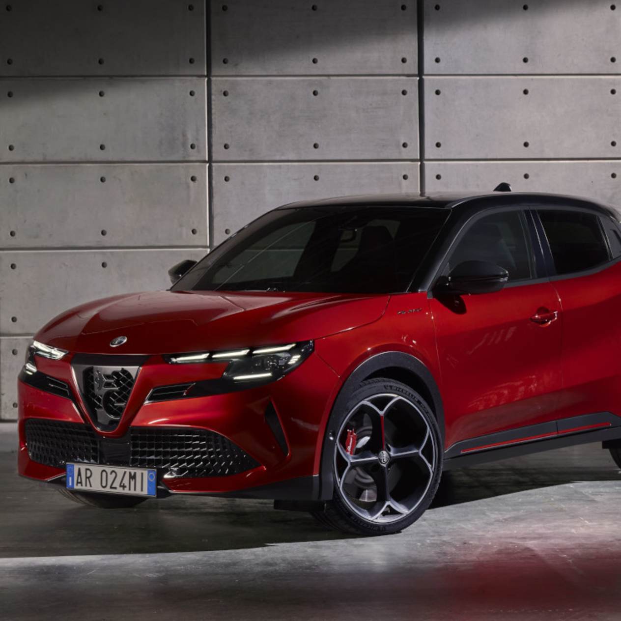Alfa Romeo Junior 2024 : trois quarts avant gauche statique