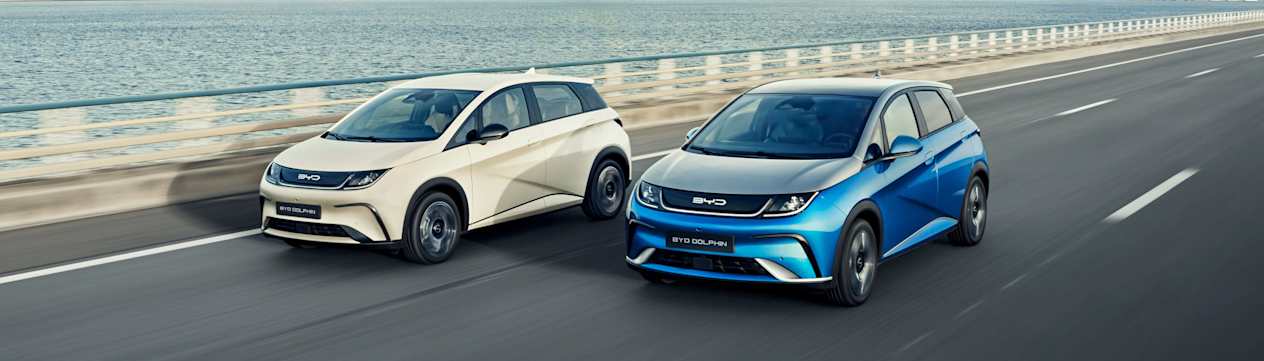 BYD Dolphin 2023 : couleurs Cream White et Surfing Blue trois quarts avant gauche sur un pont