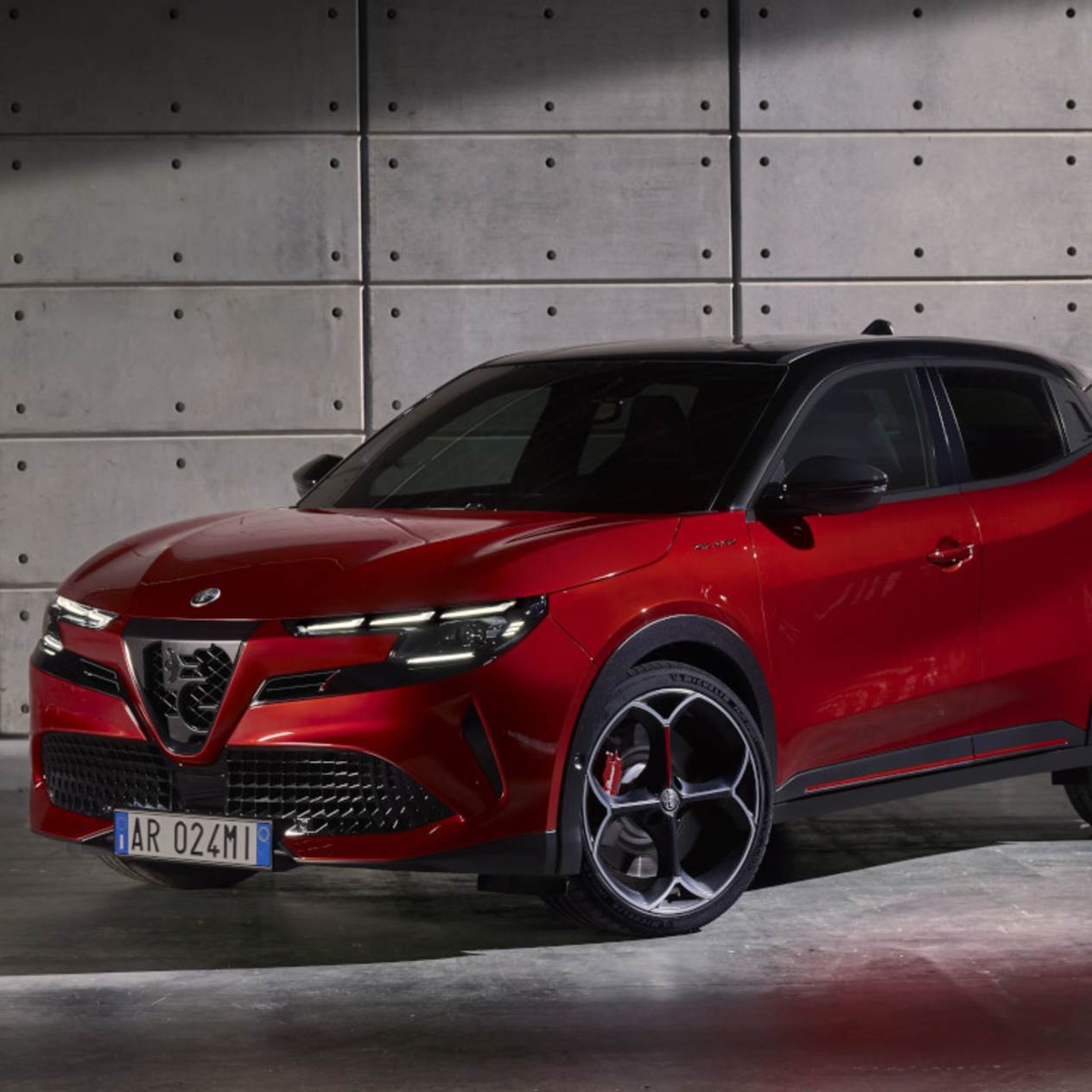 Alfa Romeo Junior 2024 : trois quarts avant gauche statique