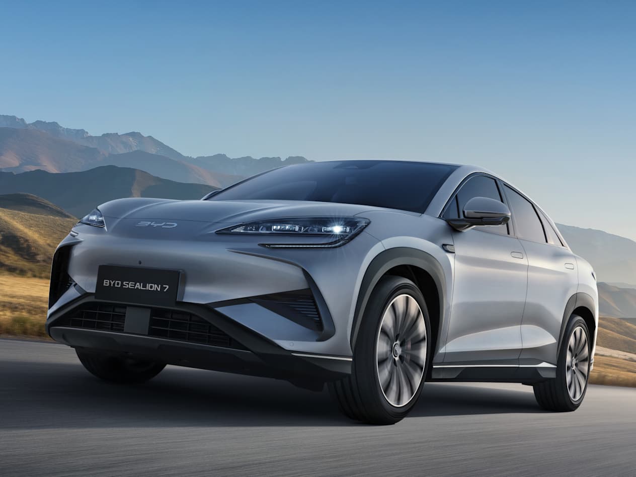 BYD Sealion 7 2024 : trois quarts avant gauche en contre-plongée sur route