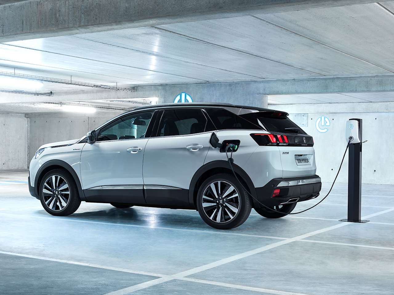 Peugeot 3008 SUV GT Hybrid4 combines 4WD and 300hp with ultra-low CO2 emissions