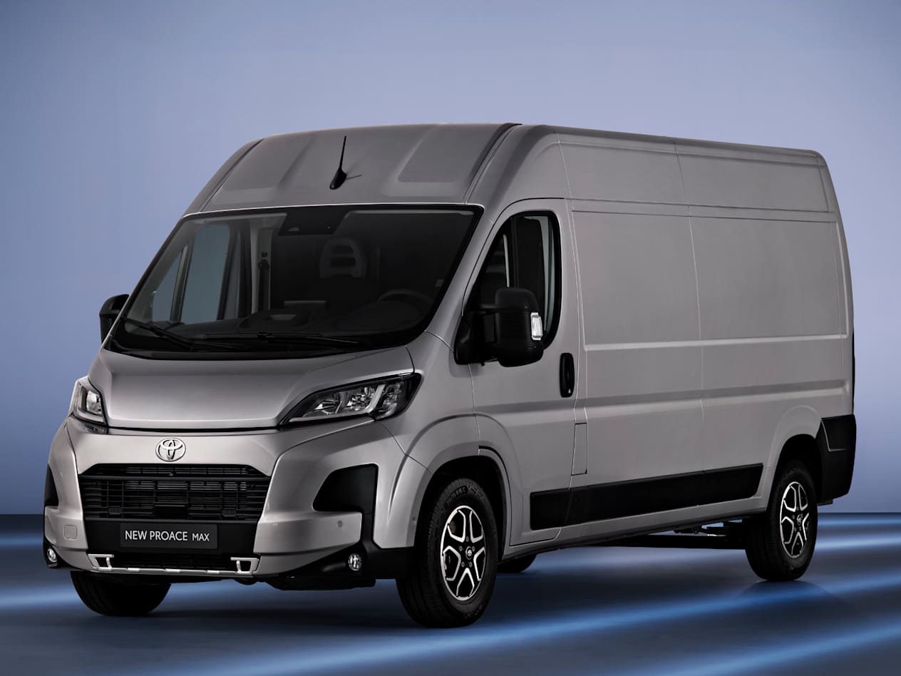 Fourgon Toyota Proace Max 2024 : trois quarts avant gauche statique