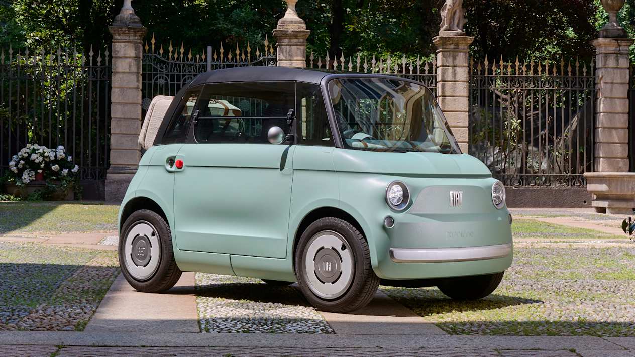 Fiat Topolino 2023 : trois quarts avant droit statique dans jardin