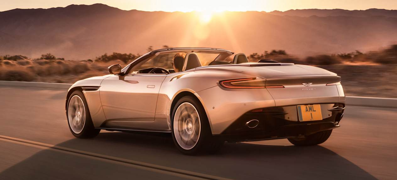 Aston Martin DB 11 Volante : Trois quart arrière avec capote ouverte