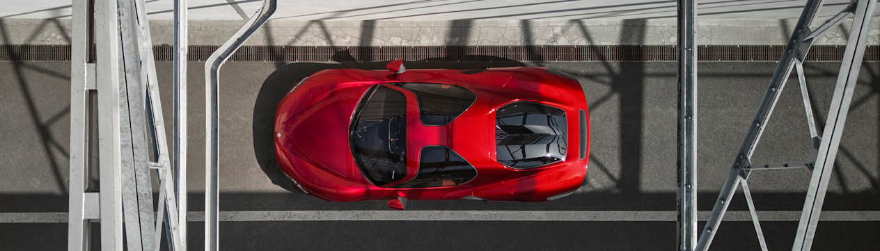 Alfa Romeo 33 Stradale 2023 : vue de haut sur un pont