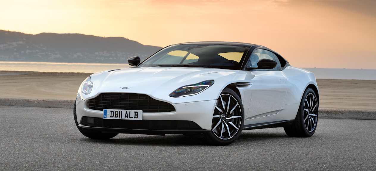 Aston Martin DB11 : Trois quart avant sur bord de mer