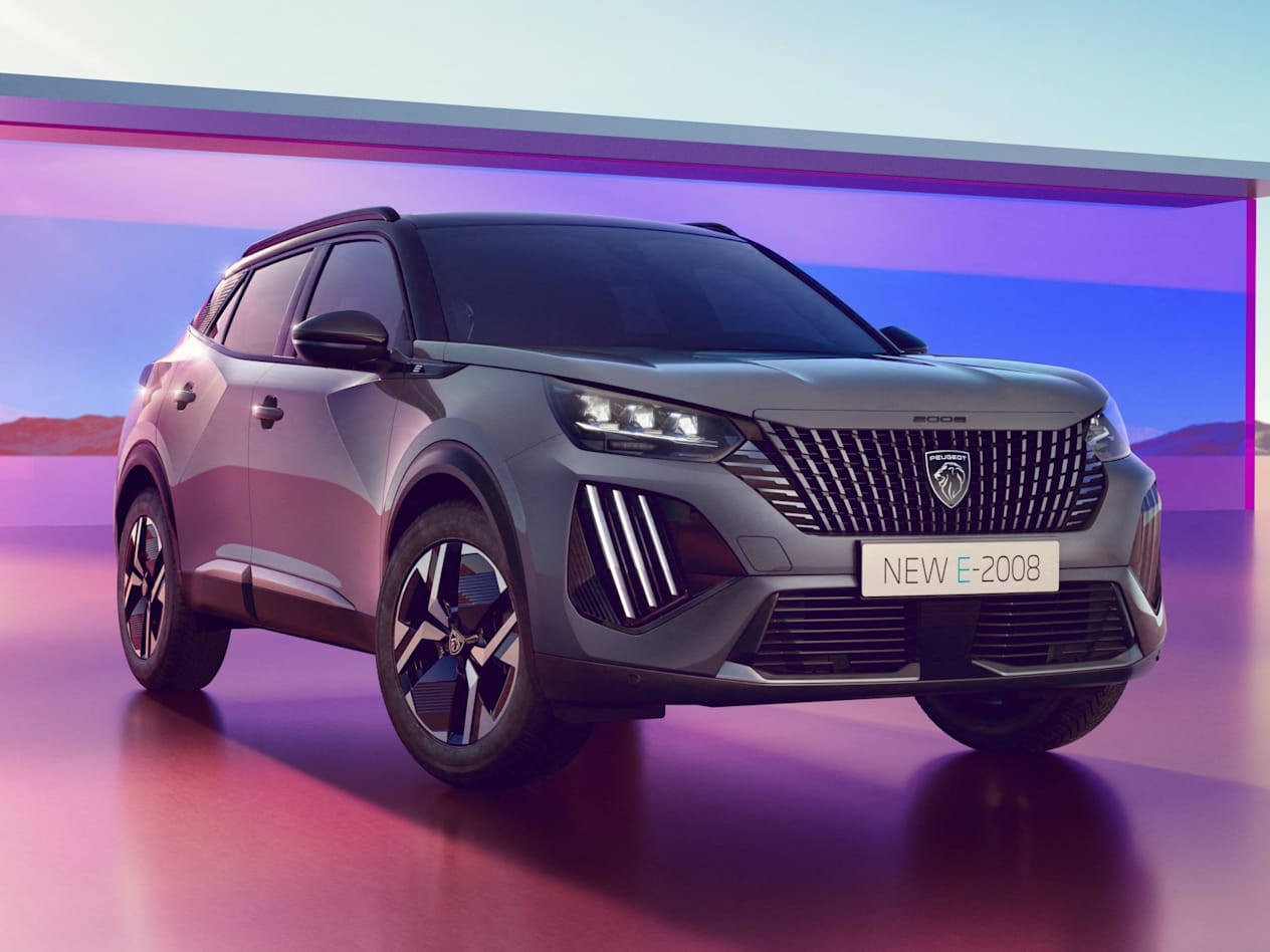 Peugeot 2008 2023 : trois quarts avant droit statique