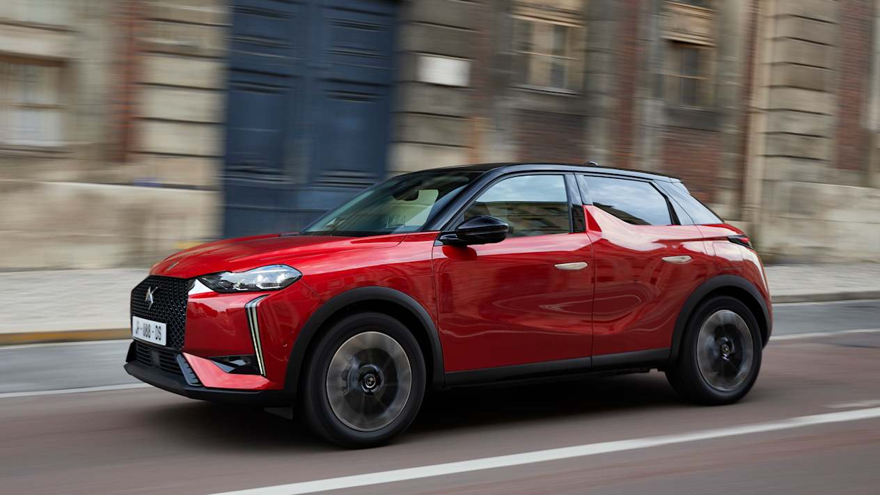 DS 3 : trois quarts avant gauche dans la rue