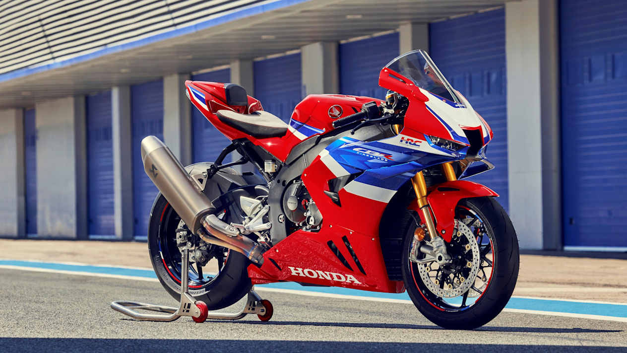 Honda Fireblade SP CBR1000RR-R 2024 : trois quarts avant droit statique sur la ligne des stands