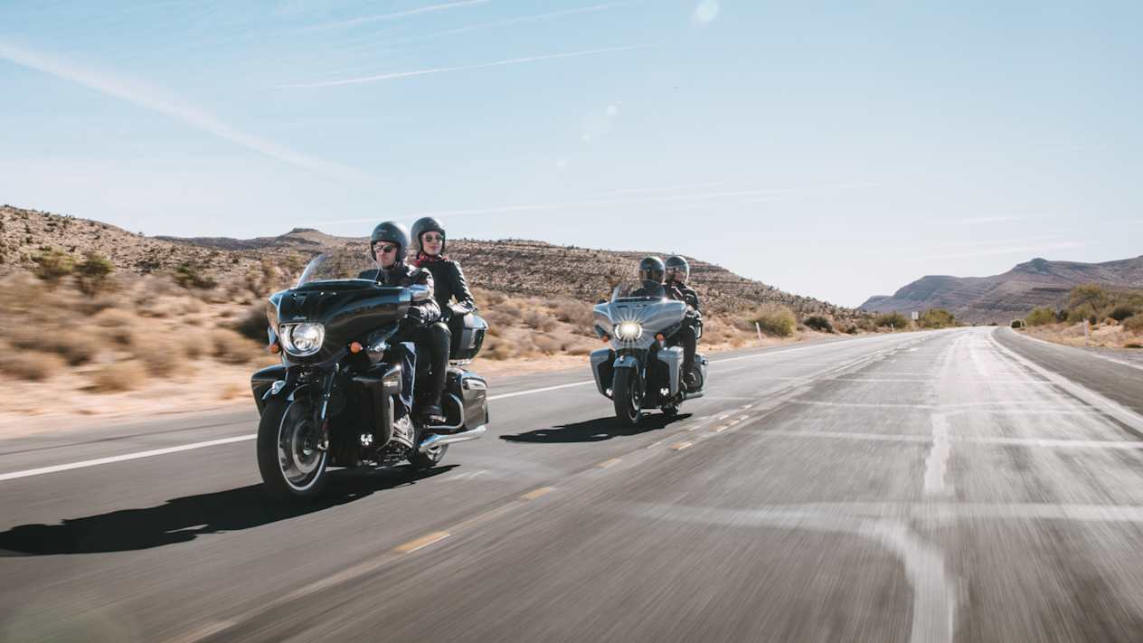 Indian Roadmaster Powerplus Limited 2025 et Indian Roadmaster Powerplus Dark Horse 2025 sur route