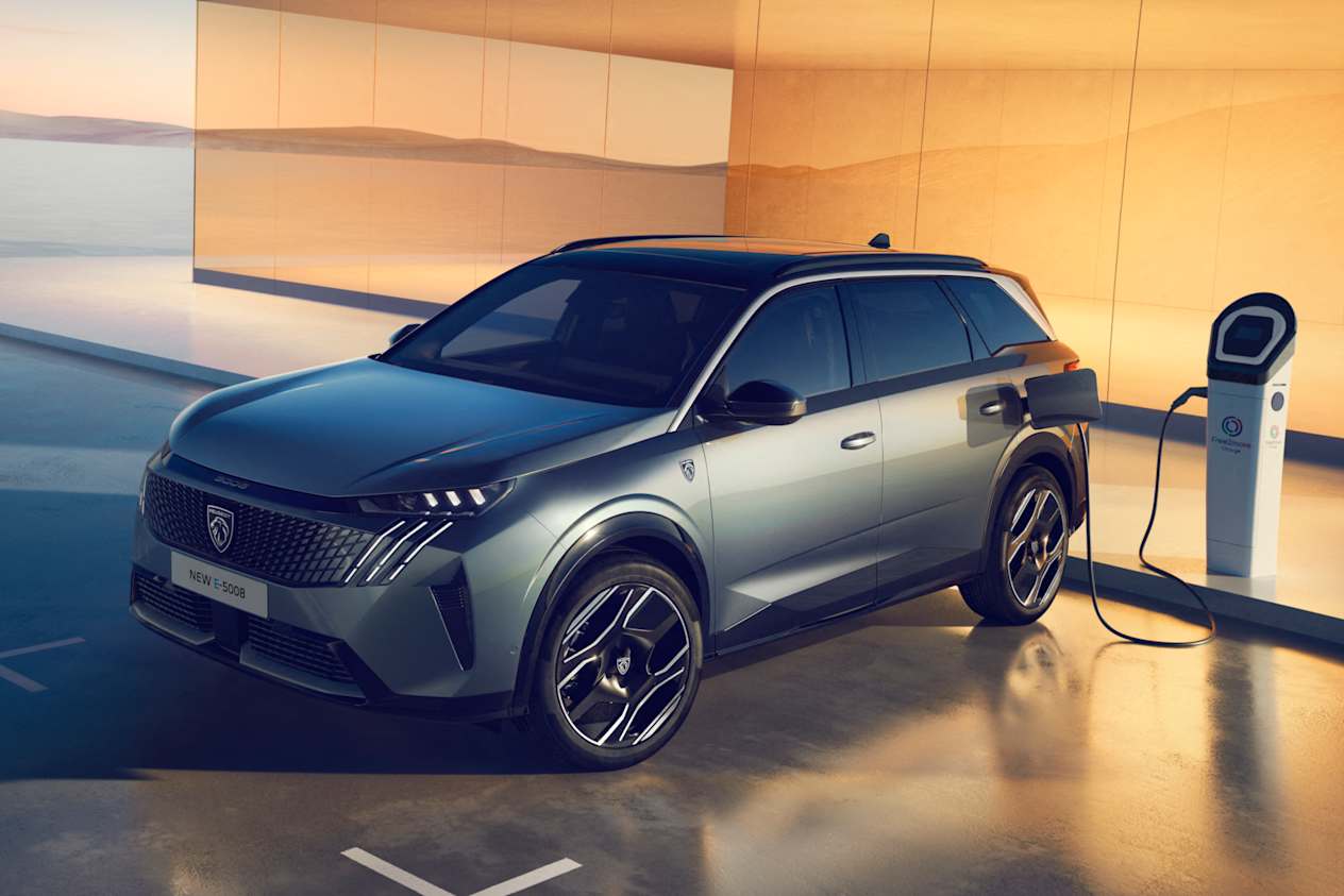Peugeot 5008 2024 : trois quarts avant gauche statique, vue plongeante, en charge
