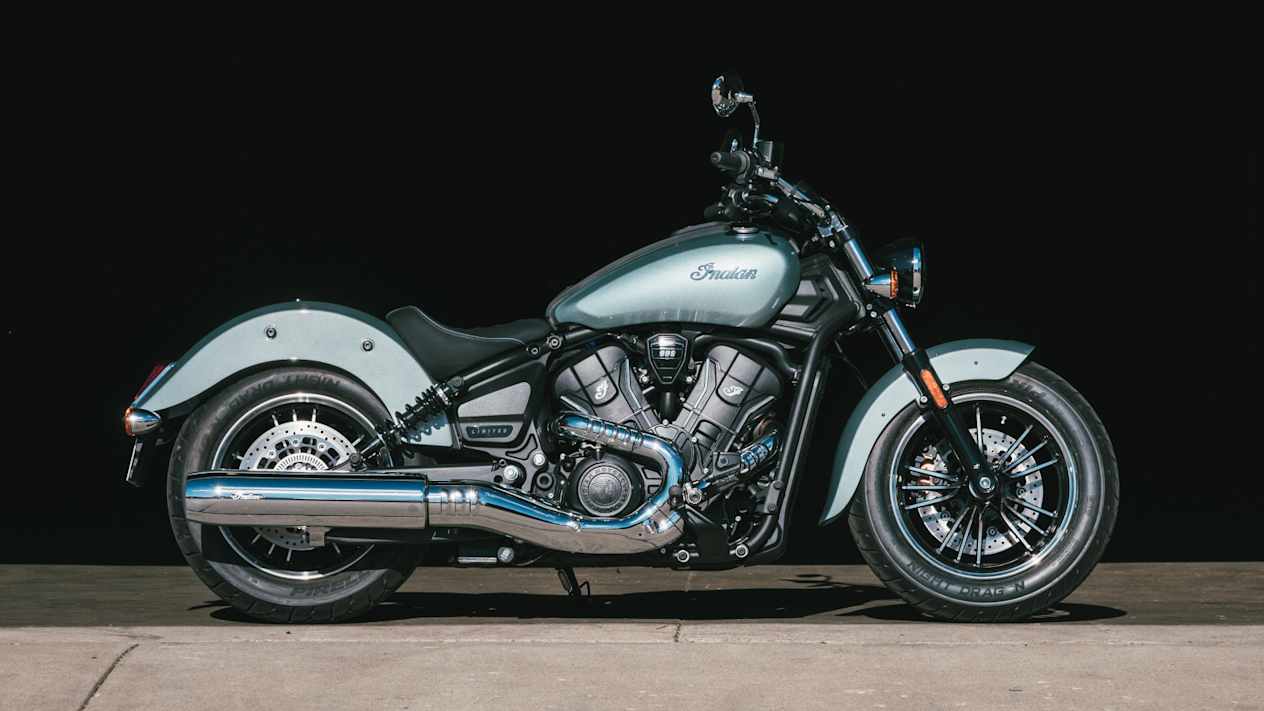 Indian Scout Sixty Classic Limited 2025 : profil droit statique devant garage